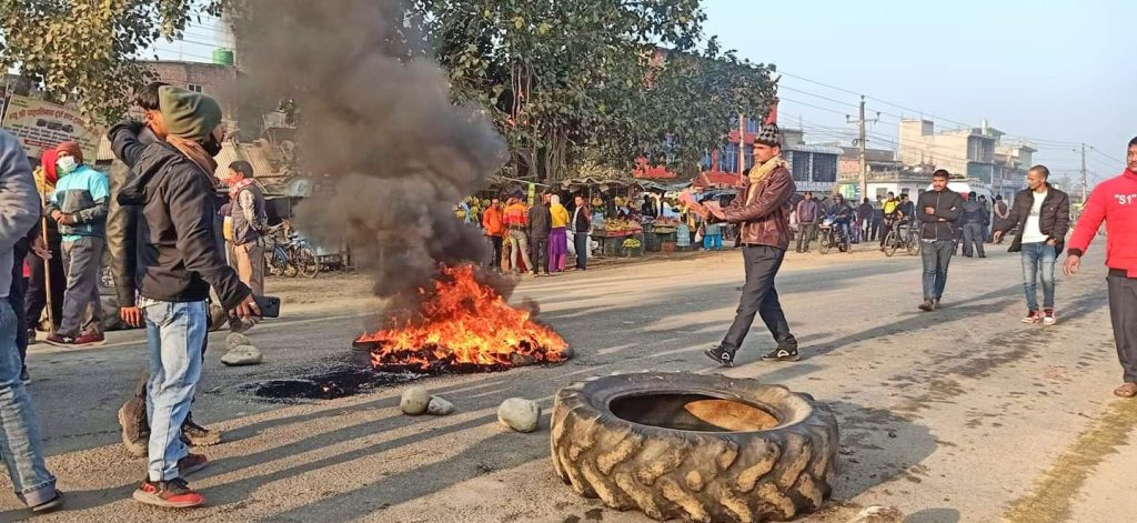 कैलालीमा ट्रकको ठक्करबाट एक जनाको मृत्यु, पूर्वपश्चिम राजमार्ग अवरुद्ध