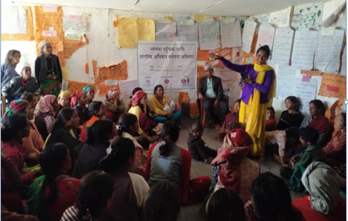 नागरिकलाई दिईने सेवा बारे जानकारी दिदै वडा सचिव