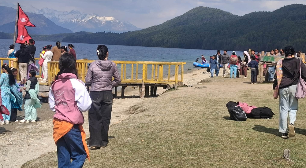 नयाँ वर्षसँगै रारातालमा पर्यटकको भीड